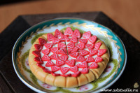 Пирог с клубникой из запекаемого пластика