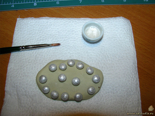 Пуговицы для кукольного костюма из пластики своими руками