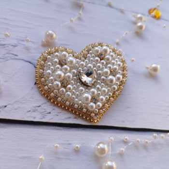 Вышитые броши, вышивка стразами и бусинами Вышитые броши, вышивка стразами и бусинами