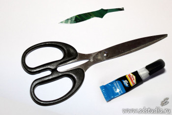 Ножницы и клей для изготовления кинжала