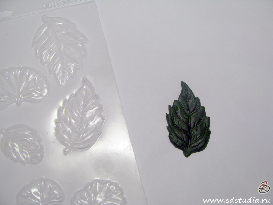 Лепка листика для цветка из пластики Hearty Soft с помощью формы Makins